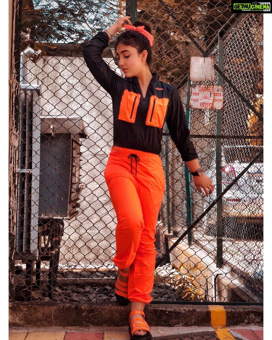 Ashnoor Kaur Instagram - Addicted to hope, addicted to self love✨ . . We are 7M strong now peopleee, thank you for this pre birthday gift🧡 I love you all sooo much! Wearing @burger.bae 📸 @kauravneet79
