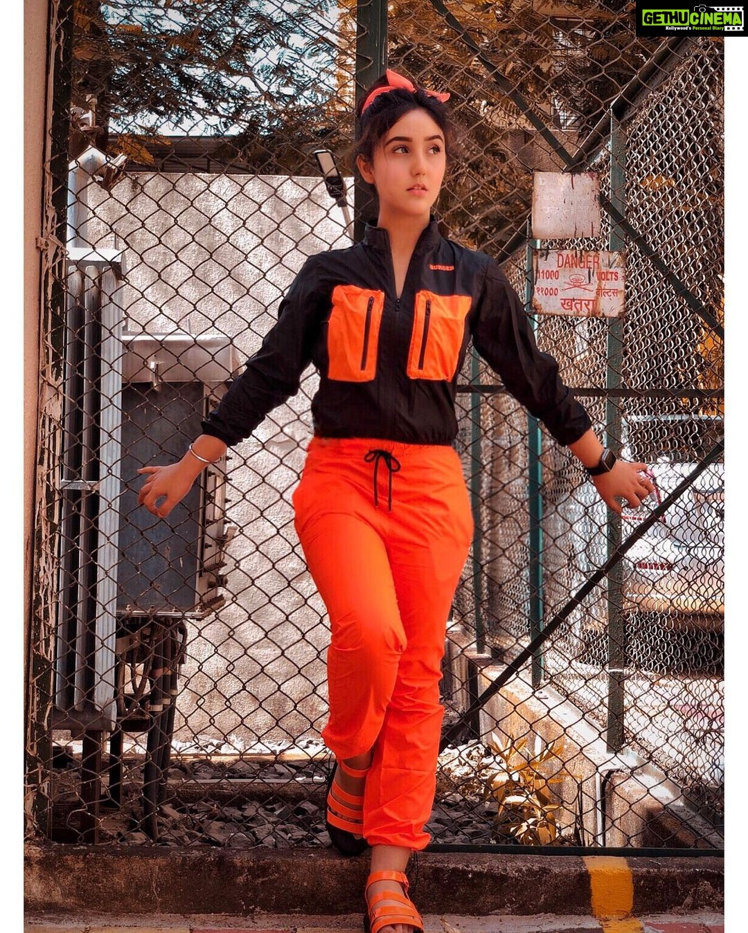 Ashnoor Kaur Instagram - Addicted to hope, addicted to self love✨ . . We are 7M strong now peopleee, thank you for this pre birthday gift🧡 I love you all sooo much! Wearing @burger.bae 📸 @kauravneet79