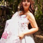 Ashnoor Kaur Instagram - तेरा ज़िक्र हो रहा है... इबादत कि तरह✨ . . Happy world earth day 🌱 🌍 (Aaj mood Indian hai👀) #ThrowbackThursday