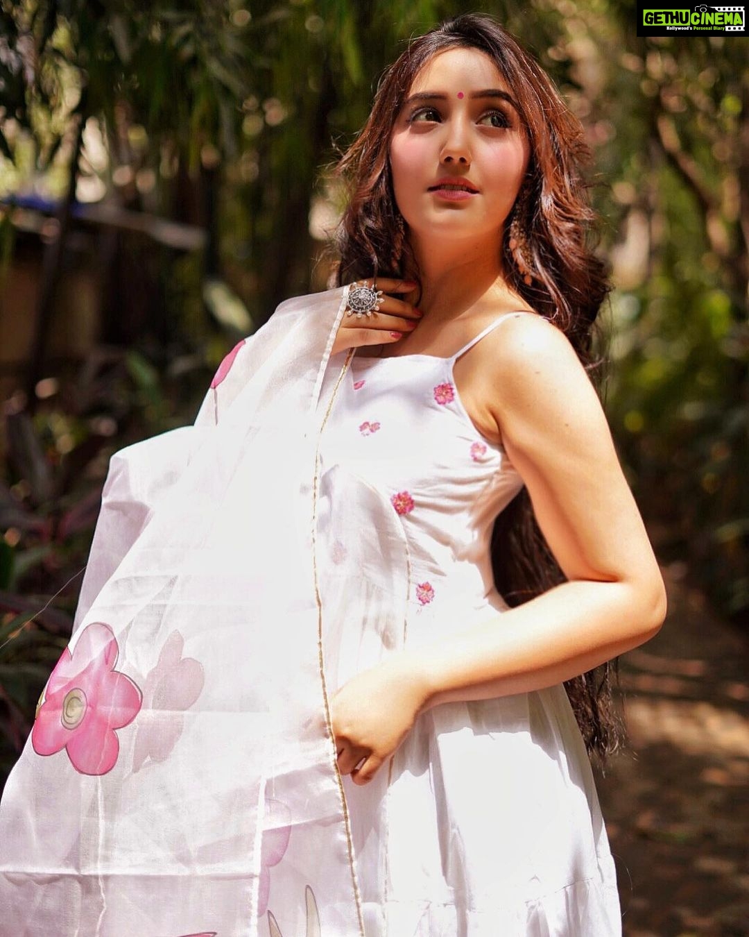Ashnoor Kaur Instagram - तेरा ज़िक्र हो रहा है... इबादत कि तरह✨ . . Happy world earth day 🌱 🌍 (Aaj mood Indian hai👀) #ThrowbackThursday