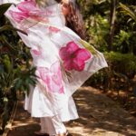 Ashnoor Kaur Instagram - तेरा ज़िक्र हो रहा है... इबादत कि तरह✨ . . Happy world earth day 🌱 🌍 (Aaj mood Indian hai👀) #ThrowbackThursday
