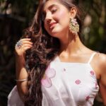 Ashnoor Kaur Instagram - तेरा ज़िक्र हो रहा है... इबादत कि तरह✨ . . Happy world earth day 🌱 🌍 (Aaj mood Indian hai👀) #ThrowbackThursday
