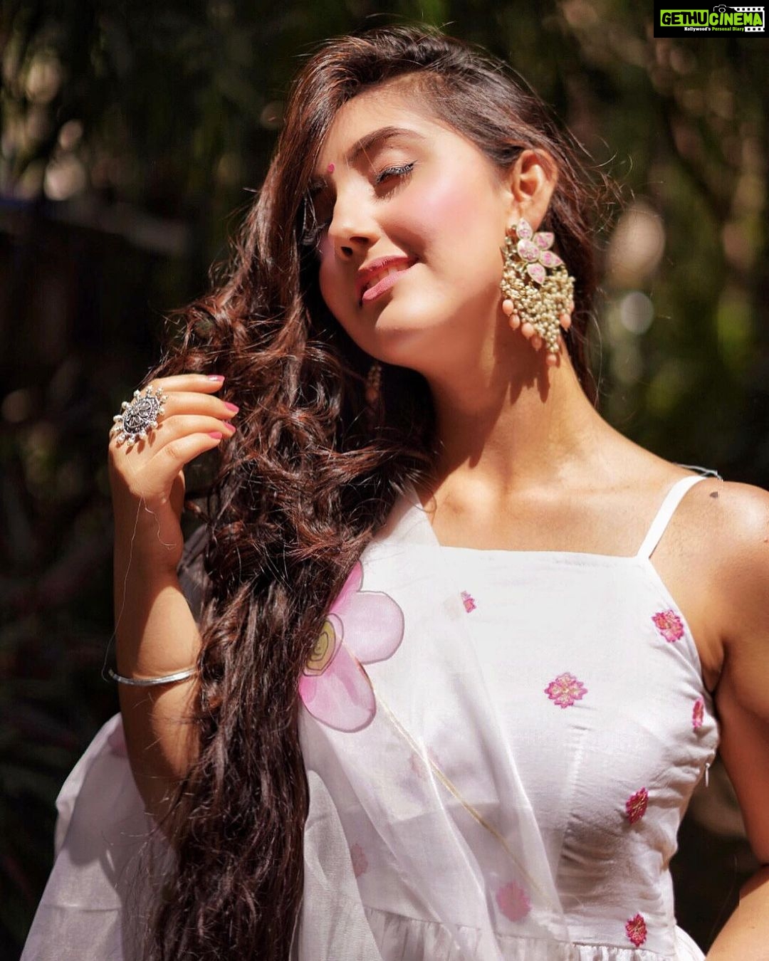 Ashnoor Kaur Instagram - तेरा ज़िक्र हो रहा है... इबादत कि तरह✨ . . Happy world earth day 🌱 🌍 (Aaj mood Indian hai👀) #ThrowbackThursday