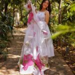 Ashnoor Kaur Instagram - तेरा ज़िक्र हो रहा है... इबादत कि तरह✨ . . Happy world earth day 🌱 🌍 (Aaj mood Indian hai👀) #ThrowbackThursday