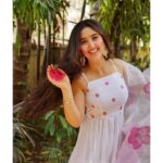 Ashnoor Kaur Instagram - May this holi fill your life with colours of love, happiness and vibrance... HAPPY HOLI💗🎨 . . (Stay home and stay safe people! Pls follow the protocols) Wearing @ambraee_