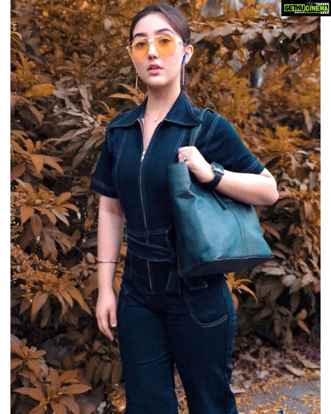 Ashnoor Kaur Instagram - You are the CEO of your life, hire, fire and replace accordingly🔥 #bossbabe #mondaymotivation . . Wearing @shopheymissy Bag @clotche_official ✨