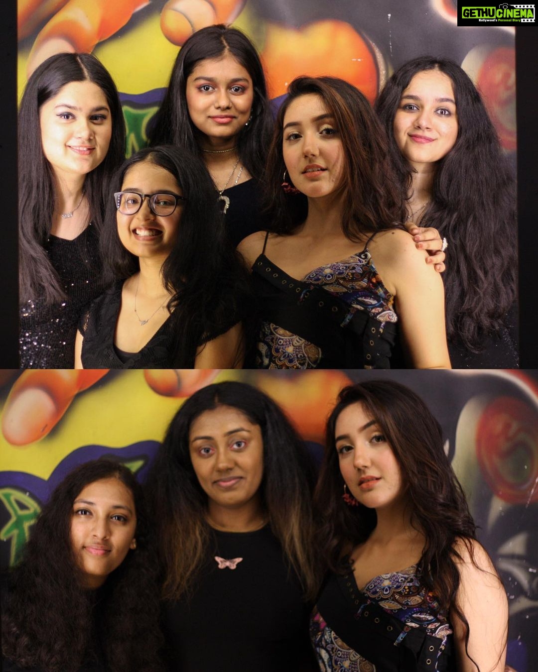 Ashnoor Kaur Instagram - #AboutLastNight at my farewell party❤️ Let’s agree our batch of 2020-21 has been quite unlucky because we missed out on all the events and memories of last year of school!! But, grateful for all it’s taught us... Aches my heart to realise that school’s gonna be over in a few months! But that’s life, and we no option but to move ahead, carrying the memories of the past... So here’s a collection of some of my fav people and the bomb time we had last time🔥 Cheers to ussss!! I love you poepleee!! (Also swipe to the last picture to see me being clueless as to which song is the DJ playing😂🤪) #FarewellParty #BatchOf2020 #SchoolFriends . #WhatIWore #ootn Sling @adorn_label Styled by @drashtidiwan @poonam__diwan Wearing @poojavermalabel Farewell Party