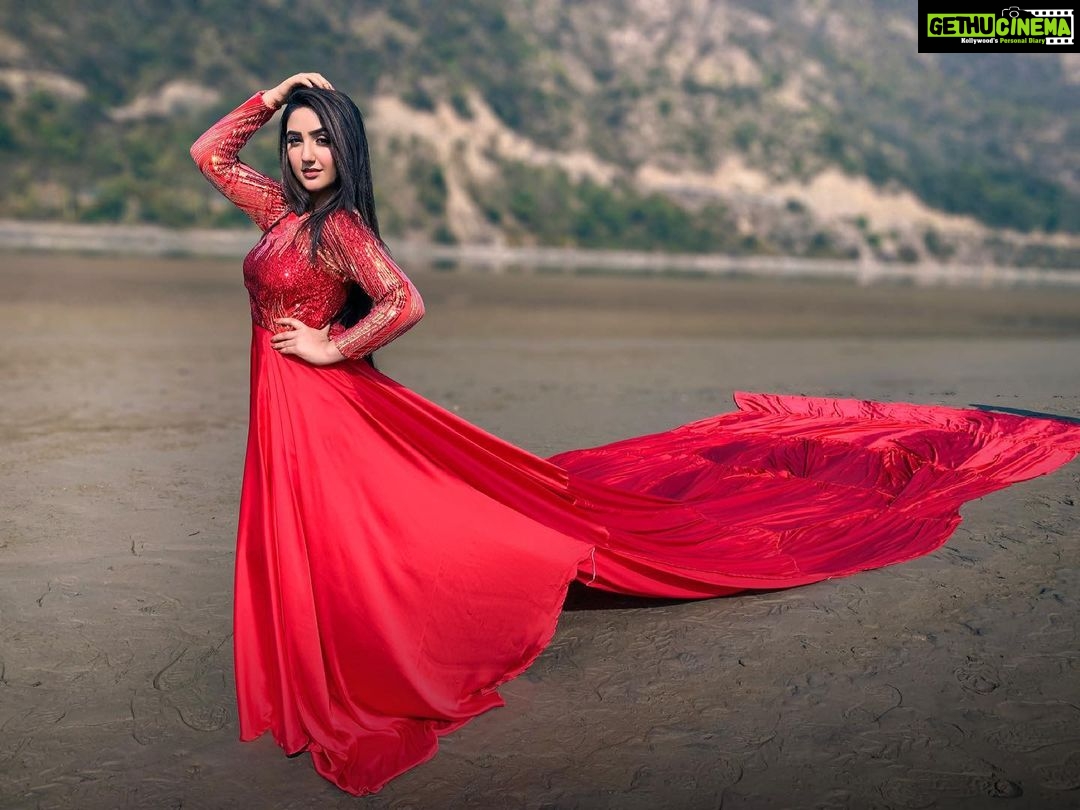 Ashnoor Kaur Instagram - Elegance is when the inside is as beautiful as outside♥️✨ . . 1000th POSTTT PEOPLEZZZZ🥳 (Also swipe to the last picture to see my 35 FEET long gown!!) Styled by my lovely @harshkhullarofficial ❤️ Wearing @kairs_by_akansha_kashyap