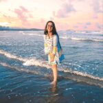 Ashnoor Kaur Instagram - Heard it’s Monday tomorrow, so just thought of hitting the ‘blues’ in advance😛 #waterbaby . . . 📷 @kellansworld