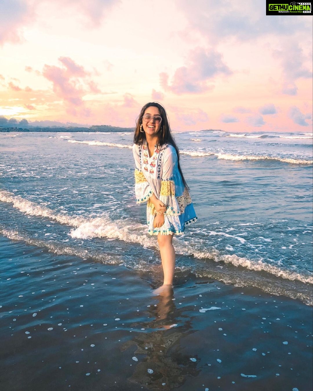 Ashnoor Kaur Instagram - Heard it’s Monday tomorrow, so just thought of hitting the ‘blues’ in advance😛 #waterbaby . . . 📷 @kellansworld