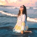 Ashnoor Kaur Instagram - Heard it’s Monday tomorrow, so just thought of hitting the ‘blues’ in advance😛 #waterbaby . . . 📷 @kellansworld