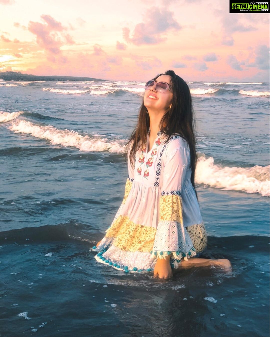 Ashnoor Kaur Instagram - Heard it’s Monday tomorrow, so just thought of hitting the ‘blues’ in advance😛 #waterbaby . . . 📷 @kellansworld