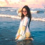 Ashnoor Kaur Instagram - Heard it’s Monday tomorrow, so just thought of hitting the ‘blues’ in advance😛 #waterbaby . . . 📷 @kellansworld