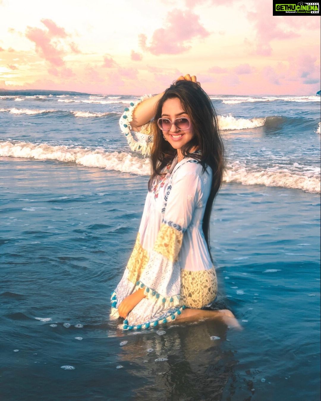 Ashnoor Kaur Instagram - Heard it’s Monday tomorrow, so just thought of hitting the ‘blues’ in advance😛 #waterbaby . . . 📷 @kellansworld