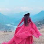 Ashnoor Kaur Instagram - Suno na💗✨ . . Are you a nature lover or a party animal? #sunona #letsmoj @mojappindia #naturelover