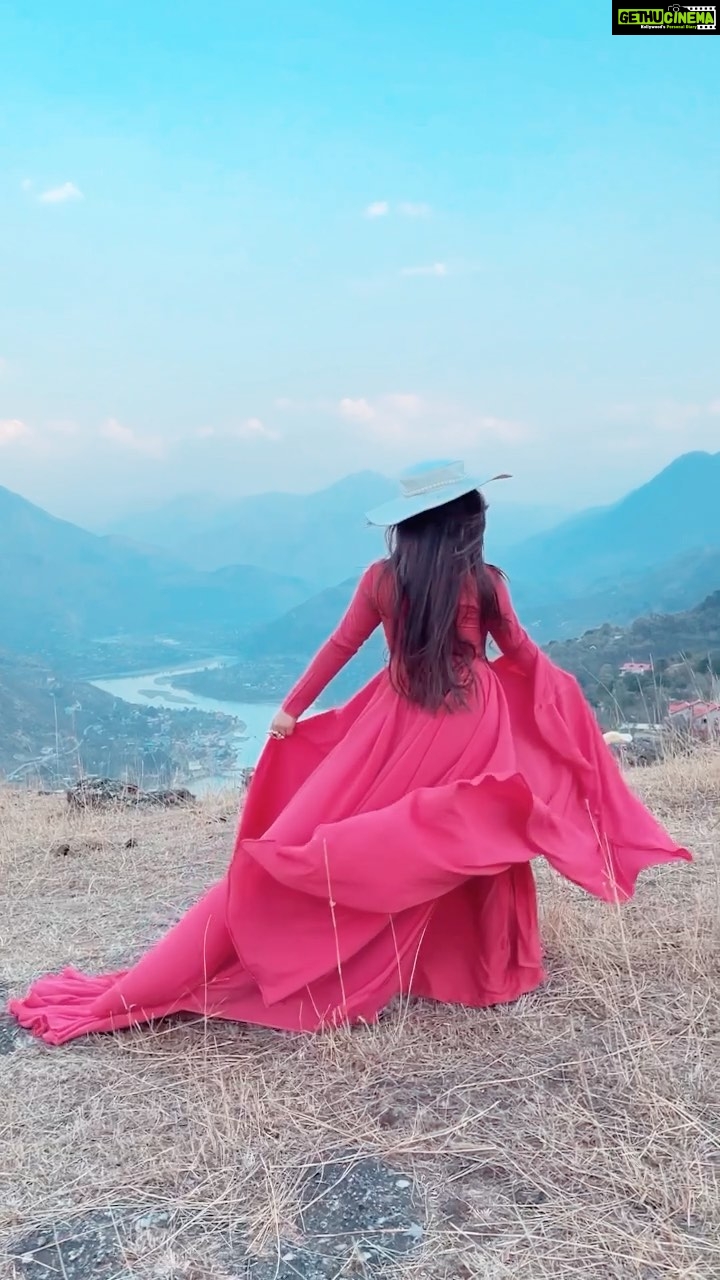 Ashnoor Kaur Instagram - Suno na💗✨ . . Are you a nature lover or a party animal? #sunona #letsmoj @mojappindia #naturelover