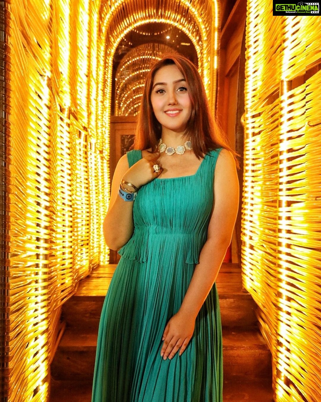 Ashnoor Kaur Instagram - Make a promise to illuminate your surroundings with positivity✨ #PromiseDay . What promise did u make today? . . (Swipe left to see me getting ready for my picture🤪) Styled by @drashtidiwan @poonam__diwan Outfit by @aliishadliima Jewellery by @nitaara_label