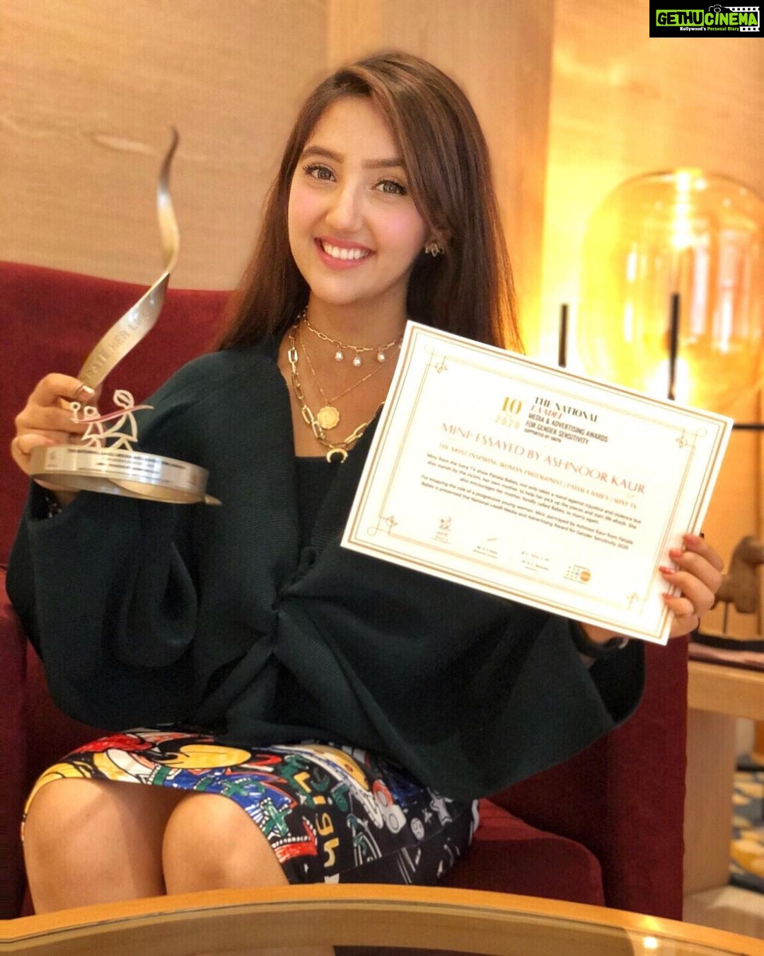 Ashnoor Kaur Instagram - First of 2021- ‘Most inspiring woman protagonist of the year’❤️✨ It’s been 10 months since the show has gone off air, but am still receiving appreciation for ‘Mini’-that’s the power of #PatialaBabes ❤️ Thank you so much for the support always @rajitawriter @sonytvofficial @beingyusufansari @aadatan_fitoori @harshkankeshwar @akash.jain1890 , the amazingly lovely cast and the entire crew team❤️ Thank you #laadlifoundation for the honour- The laadli gender sensitivity awards, at a national level... This is ours, my lovely fans, well wishers & Ashnoorians!!! Love you all, thank you for always supporting & loving me❤️