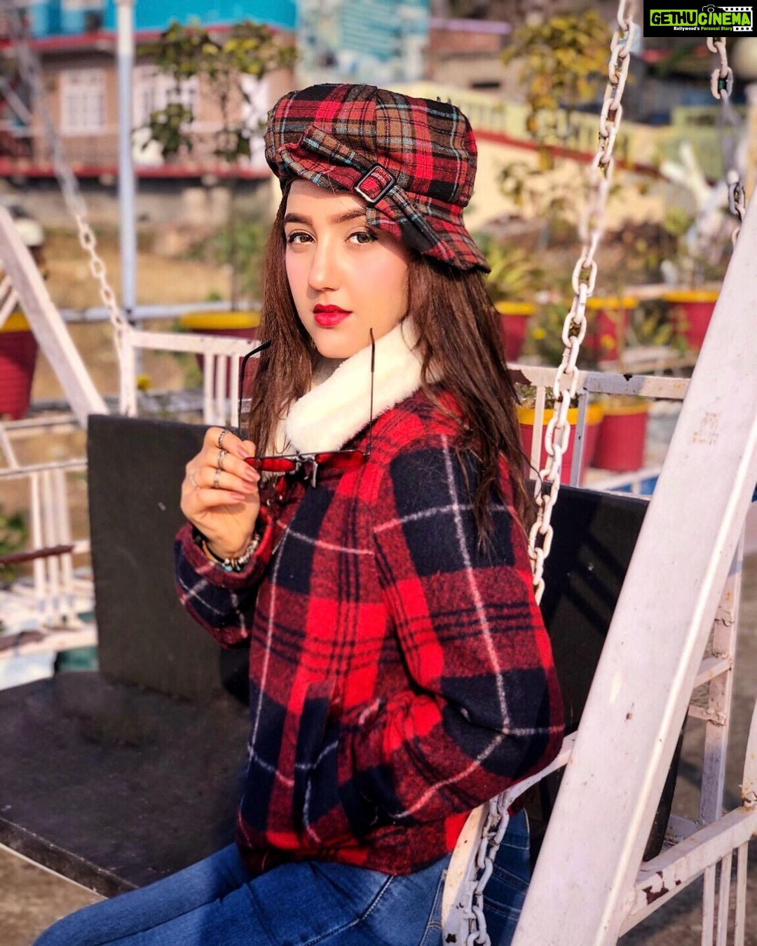 Ashnoor Kaur Instagram - Wear whatever, red or pink, just don’t be affected by what the society thinks❤️ #ashnoorwrites . . Wearing this lovely cozy jacket gifted by the person I love sooo much @rajitawriter ❤️ Wearing this reminds me of your warmth🤗
