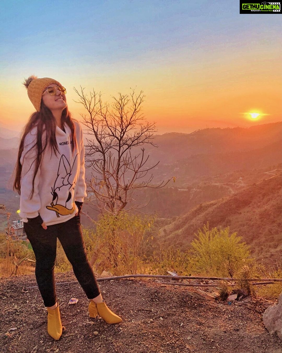 Ashnoor Kaur Instagram - Forever the girl who gets excited when the sky is in pretty colours✨🧡 . . Thand hai bosss!!! Guess where am I off to?😁👀 #Hills #GoldenHour . Wearing @pankhclothing 📸 @kauravneet79 In The Hills