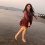 Ashnoor Kaur Instagram - I always seem to smile❤️✨ . Beach or mountains? . . #beachbabyforever #letsmoj #ashnoorkaur @letsmoj