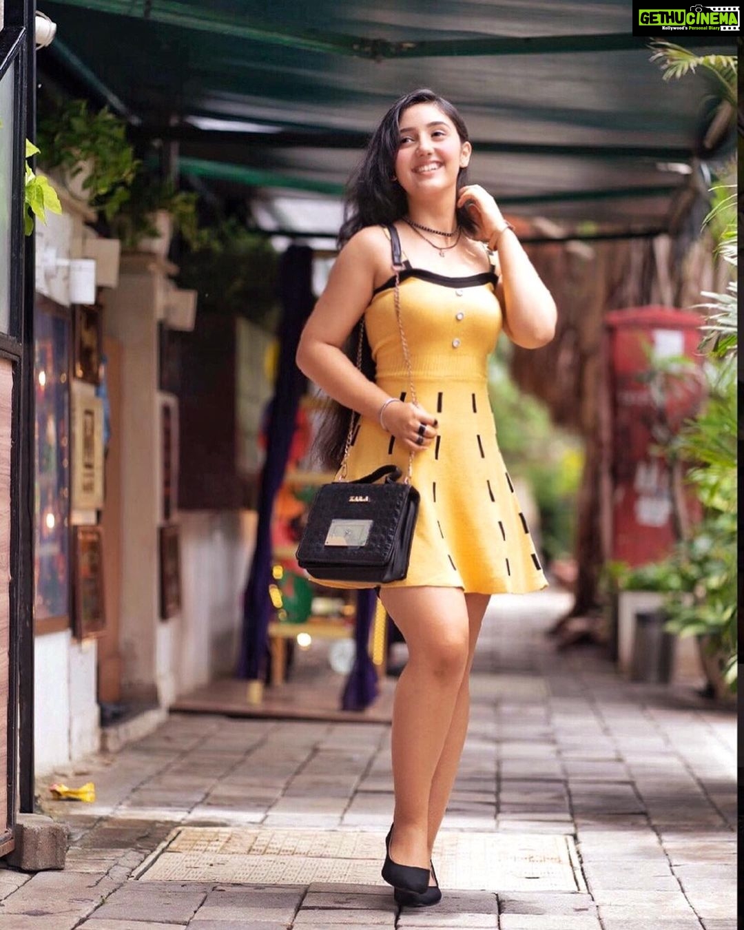 Ashnoor Kaur Instagram - Happy Sunday ya’ll💛