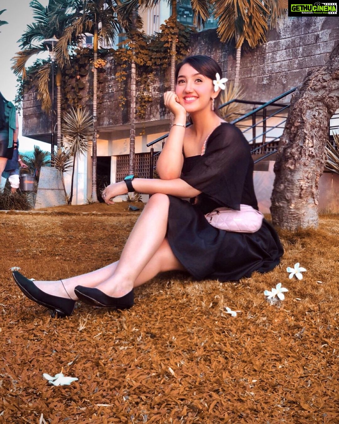 Ashnoor Kaur Instagram - Flower in her head, Eyes sparkling of nature’s care... Wondering life would take her where? But goes on, being sure, That one day, she will be there!!!✨💗 . . #ashnoorwrites #ashnoorstylediaries