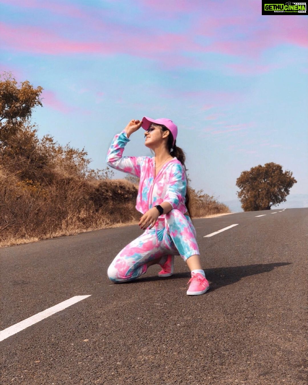 Ashnoor Kaur Instagram - And here’s the #lastpost of 2020💗 It surely has been an extreme year, but we can’t let the negative aspects overshadow the teachings it gave us, to appreciate the little things in life, the positive impacts it had on Mother Nature... All in all, what I can say is, thank you 2020!!! You will always be remembered, and when you will be mentioned in the future, I’m gonna look back with a smile and lots of nostalgia and say, “Oh yes, it was ‘the’ year!!!” You taught me so many things, and I’m gonna try and carry forward the wonderful teachings you have given me!!💗 #thankful #grateful #blessed