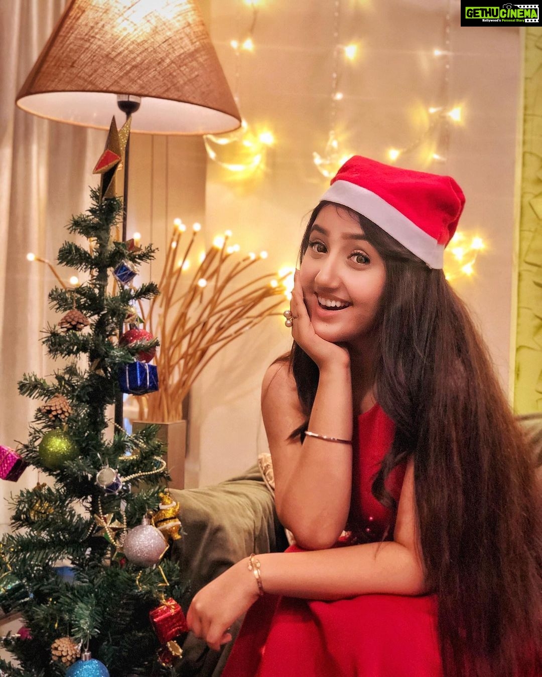 Ashnoor Kaur Instagram - A little smile; a word of cheer, A bit of love from someone near... Little joyous gift from one held dear, Sending positivity for the coming year... Hope we put aside all stress and sickness, Done with that, celebrate a merry Christmas🎄❤️ #MerryChristmas #ashnoorwrites