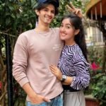 Ashnoor Kaur Instagram - My brother has an awesome sister- A true story.🤪 Swipe to see why am I saying this! . . Look who came to meet meeeeee!!! @rohanmehraa after sooo long bhai!! Always feels like family😌❤️ Now we gotta go on a ride soon😁 . . Wearing @pixie__.dusttt Glares courtesy @rohanmehraa 😁 📸 @kauravneet79