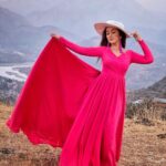 Ashnoor Kaur Instagram - Swipe to watch me trying to get a perfect ‘gown in the air’ shot but fail😂✨💗