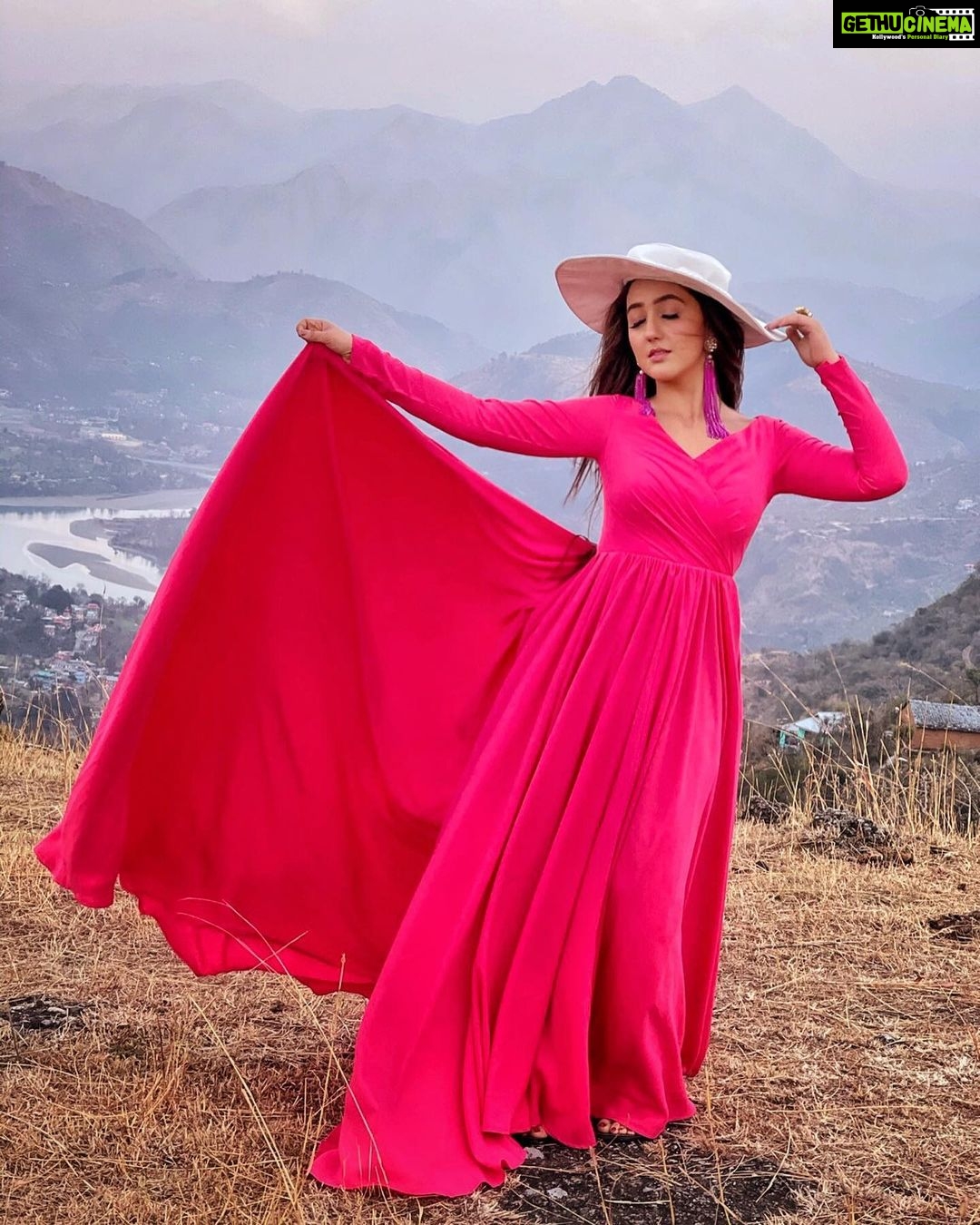 Ashnoor Kaur Instagram - Swipe to watch me trying to get a perfect ‘gown in the air’ shot but fail😂✨💗