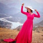 Ashnoor Kaur Instagram - Swipe to watch me trying to get a perfect ‘gown in the air’ shot but fail😂✨💗