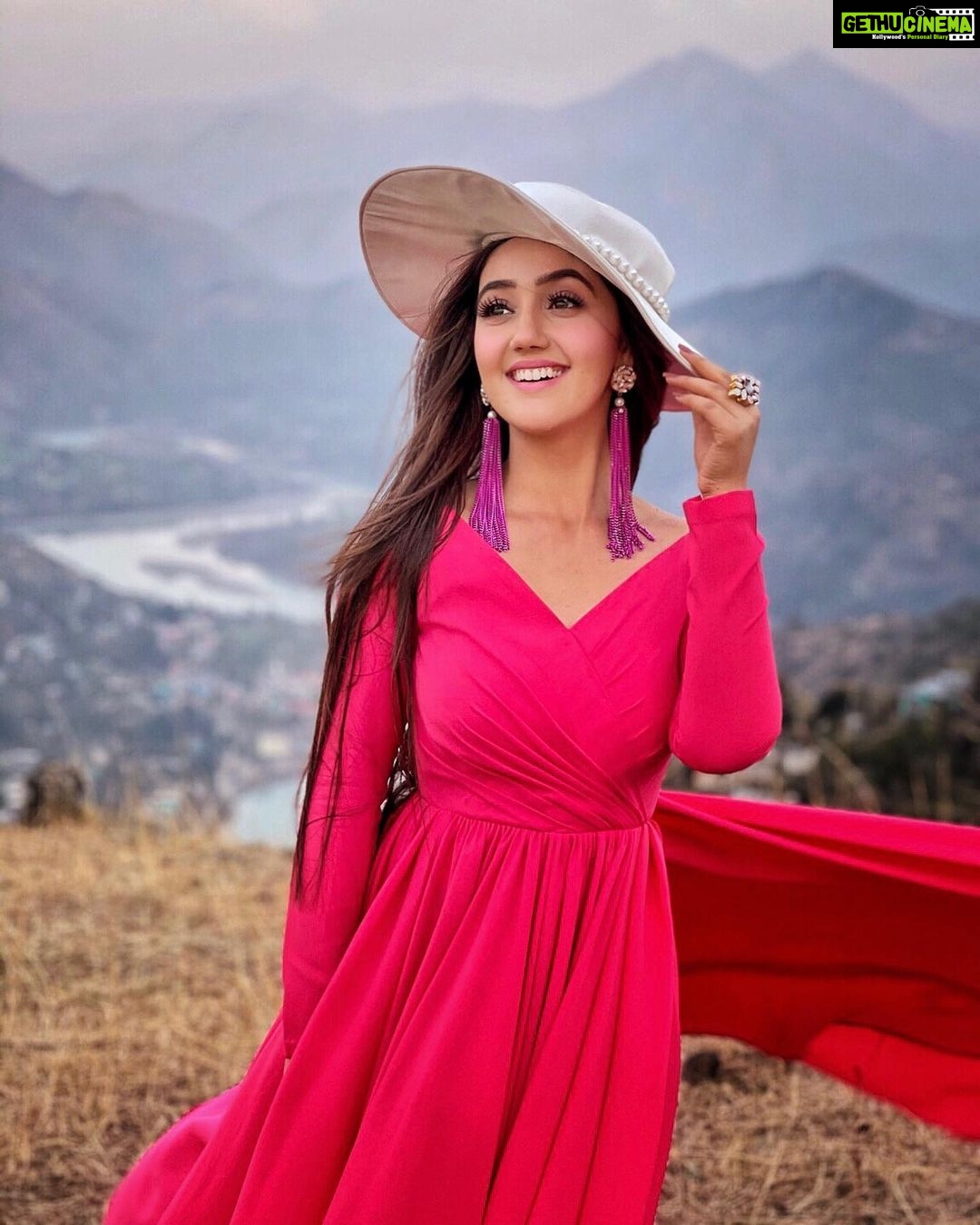 Ashnoor Kaur Instagram - Fun fact: You can’t take a deep breath while smiling! . . . . . Just kidding, wanted you to smile☺️ Have a great day💗✨ #WhatIWore #ashnoorstylediaries Wearing @eeshadatta Styled by @harshkhullarofficial @teamhkstyles ✨ 📸 by @doprahularora sir🤗