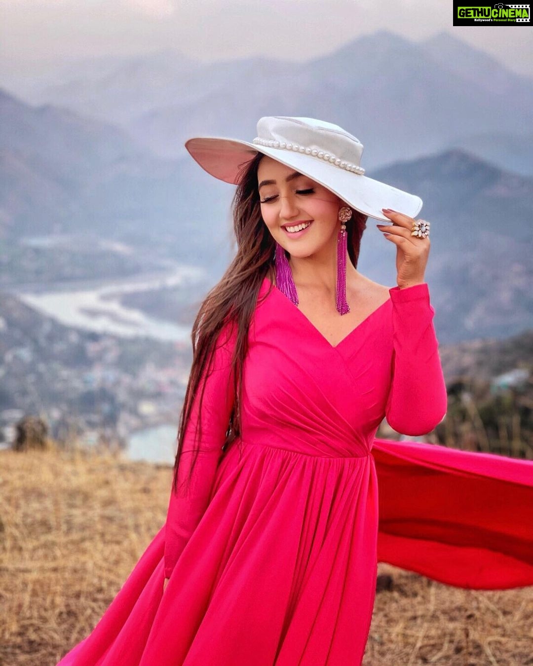 Ashnoor Kaur Instagram - Fun fact: You can’t take a deep breath while smiling! . . . . . Just kidding, wanted you to smile☺️ Have a great day💗✨ #WhatIWore #ashnoorstylediaries Wearing @eeshadatta Styled by @harshkhullarofficial @teamhkstyles ✨ 📸 by @doprahularora sir🤗