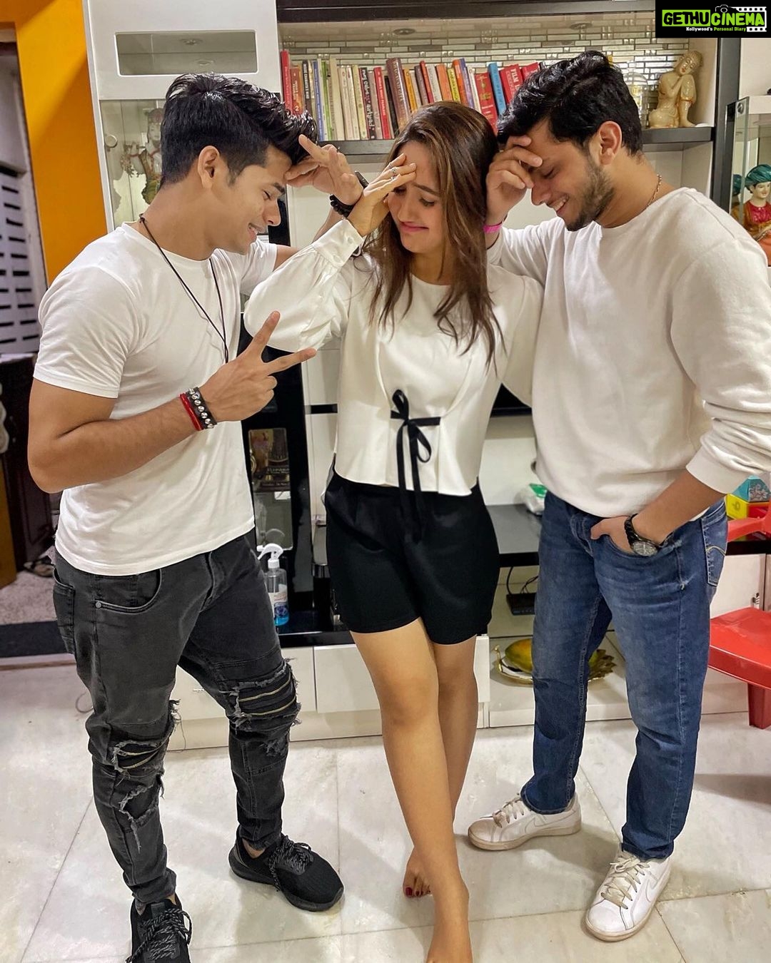 Ashnoor Kaur Instagram - Living moments, creating memories❤️✨ . . #AboutLastNight #Fun #Friends #WhatIWore #ashnoorstylediaries Wearing @meeamifashion 📸 @purple.star.entertainment