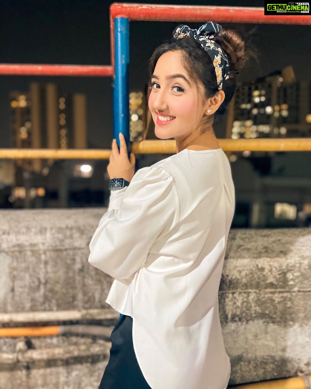 Ashnoor Kaur Instagram - Living moments, creating memories❤️✨ . . #AboutLastNight #Fun #Friends #WhatIWore #ashnoorstylediaries Wearing @meeamifashion 📸 @purple.star.entertainment