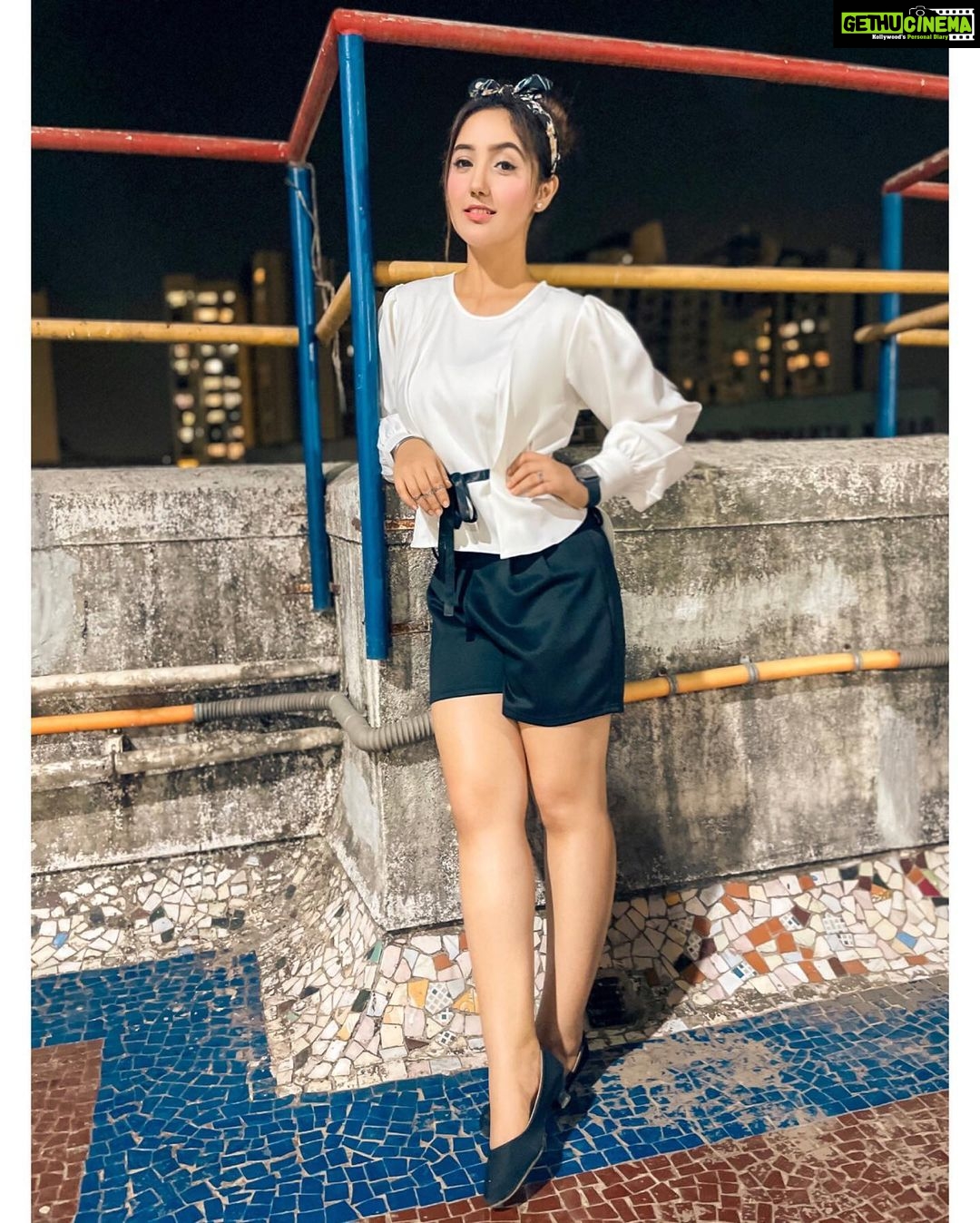 Ashnoor Kaur Instagram - Living moments, creating memories❤️✨ . . #AboutLastNight #Fun #Friends #WhatIWore #ashnoorstylediaries Wearing @meeamifashion 📸 @purple.star.entertainment