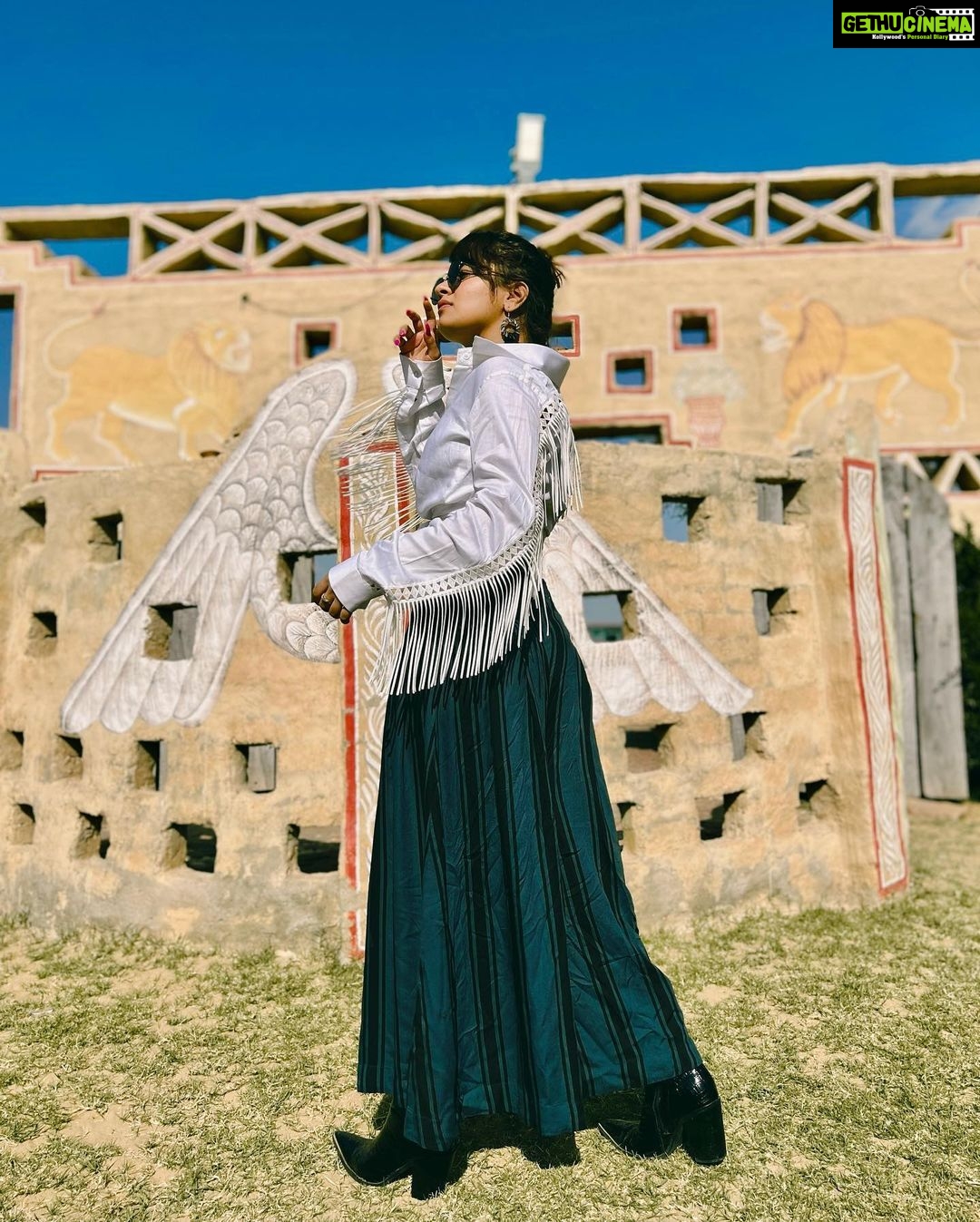 Avneet Kaur Instagram - Heart and soul.β₯οΈ #rajasthan Styling : @akansha.27 @tiara_gal π: @label.amari @sorayabymalvika π€ : @ishikapunamiya @style_by_ruchi @houseofcreativity._ πΈ- @sonianandra Jodhpur - The Blue Heaven