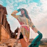 Avneet Kaur Instagram - H I S T O R Y 💙 #jaisalmer #throwback 📸- @sonianandra Bada Bagh