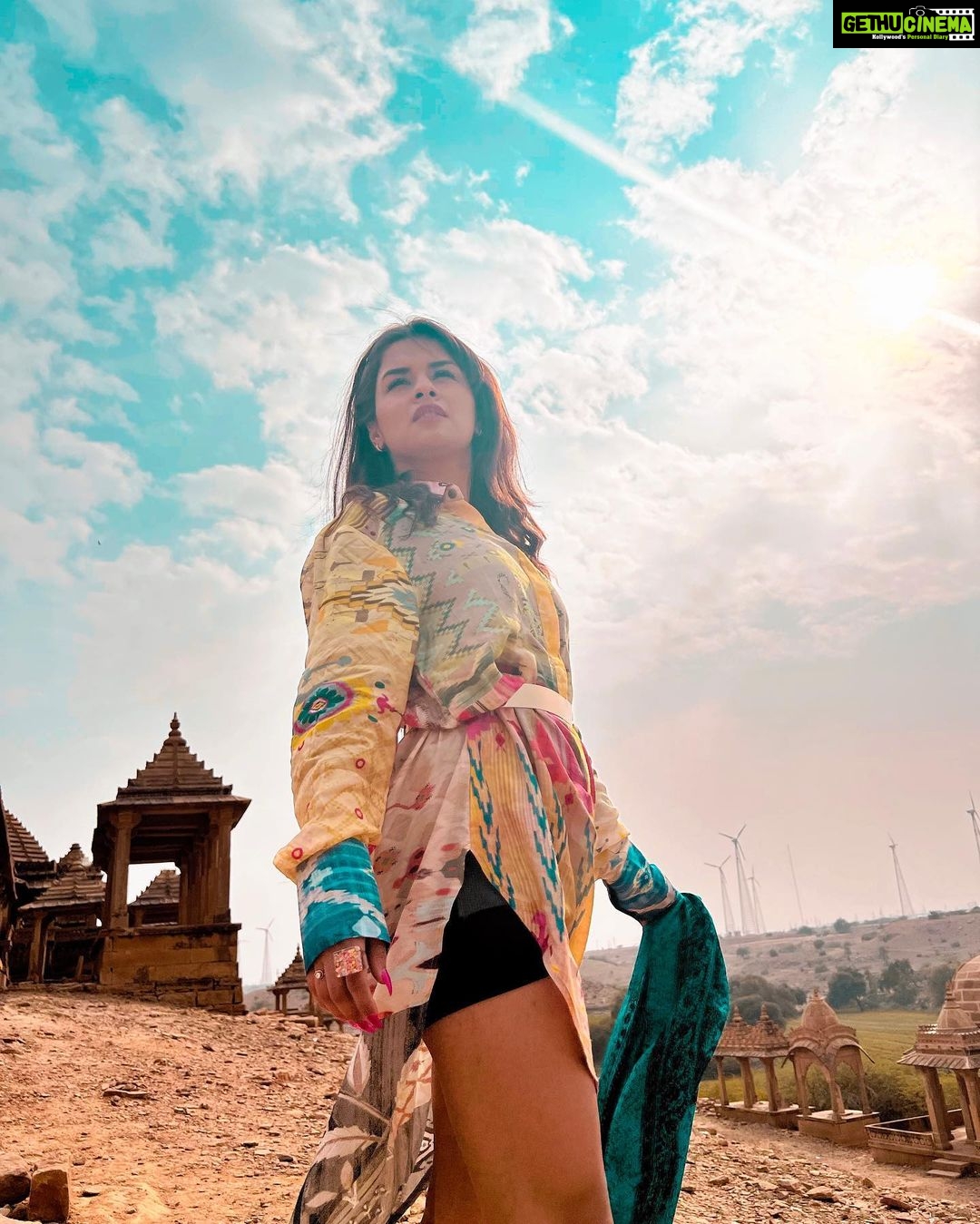 Avneet Kaur Instagram - H I S T O R Y 💙 #jaisalmer #throwback 📸- @sonianandra Bada Bagh