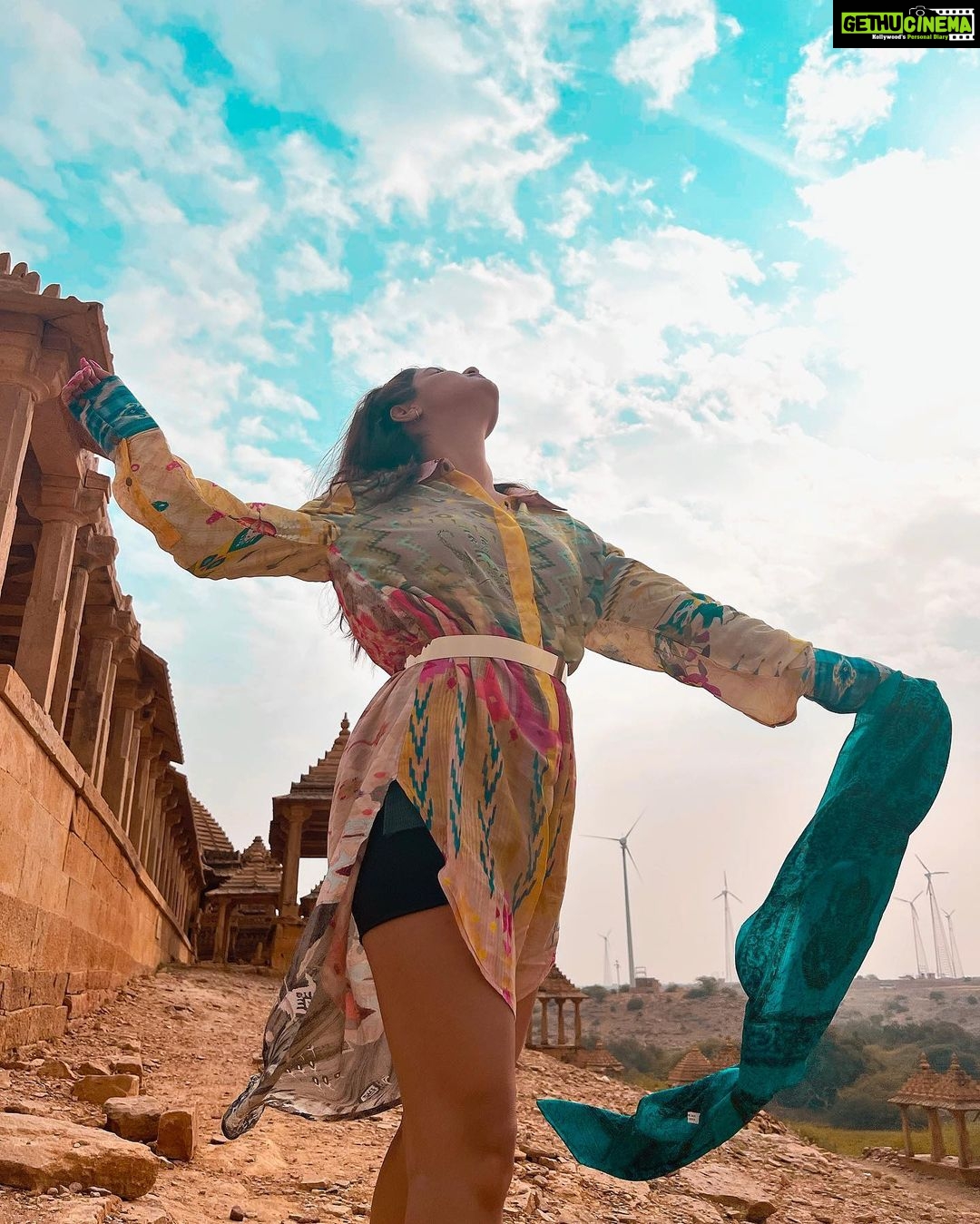 Avneet Kaur Instagram - H I S T O R Y 💙 #jaisalmer #throwback 📸- @sonianandra Bada Bagh