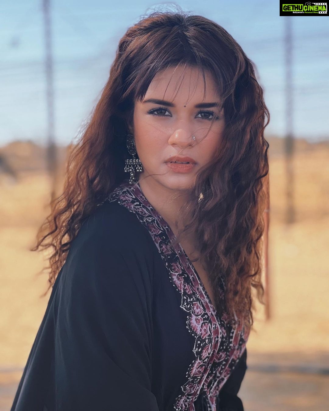 Avneet Kaur Instagram - Moh re liya tanney aesa khela daav Khaavey hichkoley mahaarey mann ki naav 🖤 📸- @sonianandra India-Pakistan Border