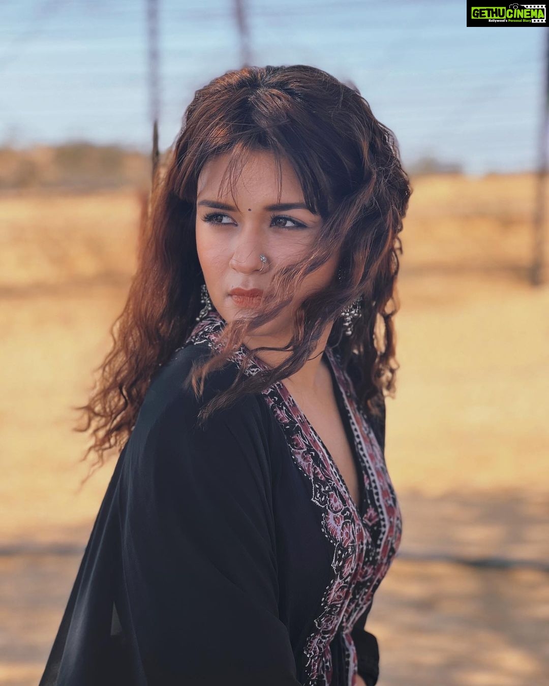 Avneet Kaur Instagram - Moh re liya tanney aesa khela daav Khaavey hichkoley mahaarey mann ki naav 🖤 📸- @sonianandra India-Pakistan Border