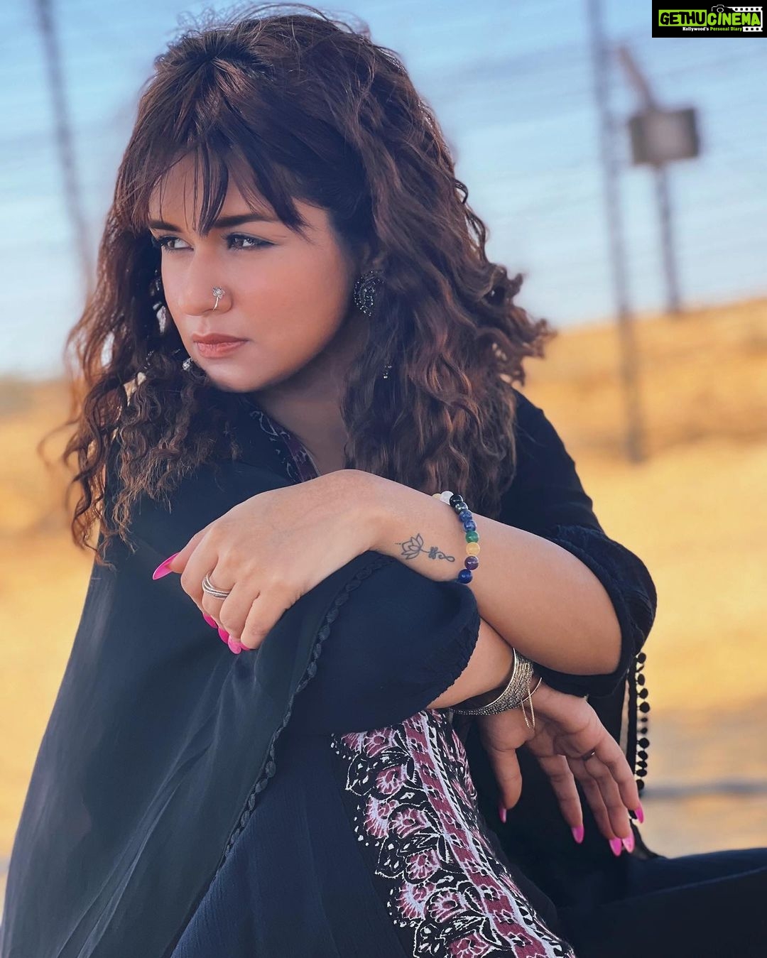 Avneet Kaur Instagram - Moh re liya tanney aesa khela daav Khaavey hichkoley mahaarey mann ki naav 🖤 📸- @sonianandra India-Pakistan Border