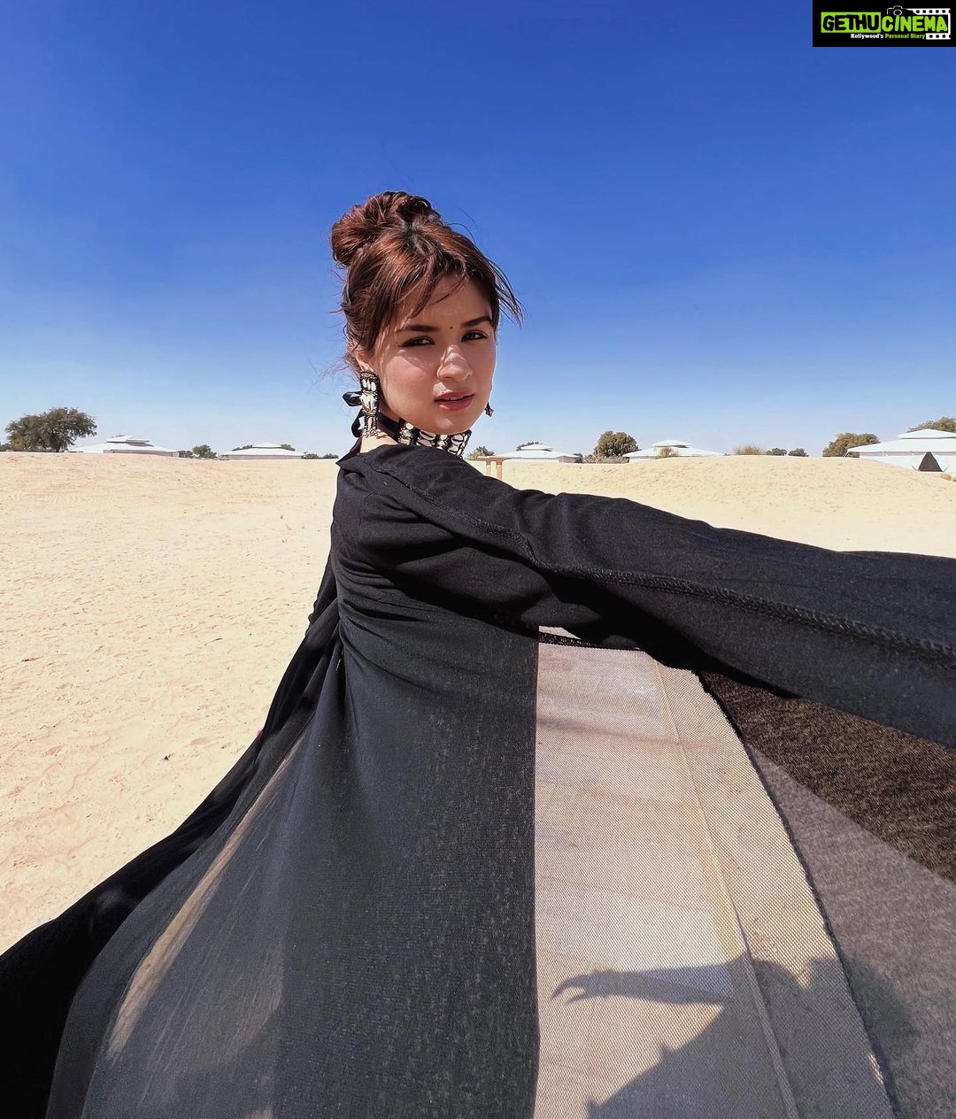 Avneet Kaur Instagram - I wanna go back 🥺❤️ #jaisalmerdiaries #dunes #desert Jaisalmer, Thar Desert, India