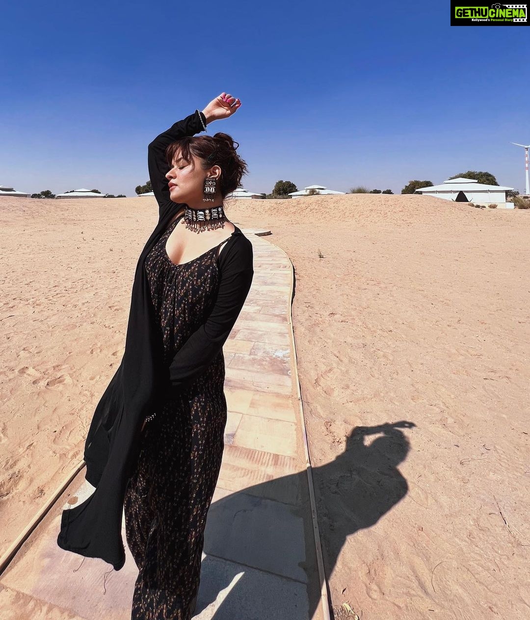 Avneet Kaur Instagram - I wanna go back 🥺❤️ #jaisalmerdiaries #dunes #desert Jaisalmer, Thar Desert, India