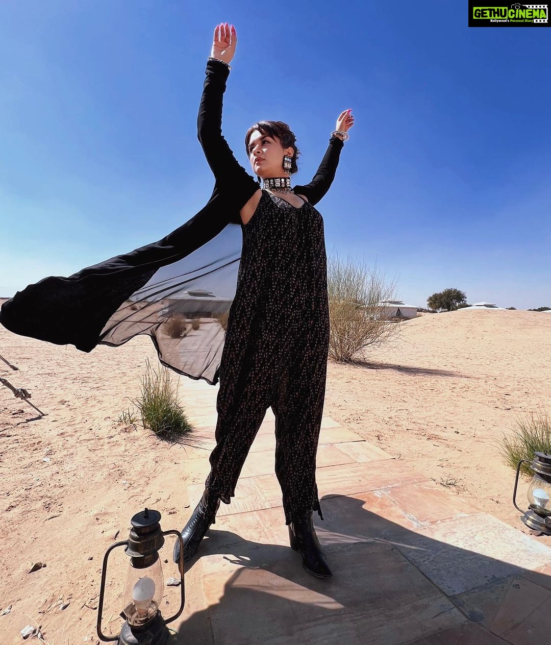 Avneet Kaur Instagram - I wanna go back 🥺❤️ #jaisalmerdiaries #dunes #desert Jaisalmer, Thar Desert, India