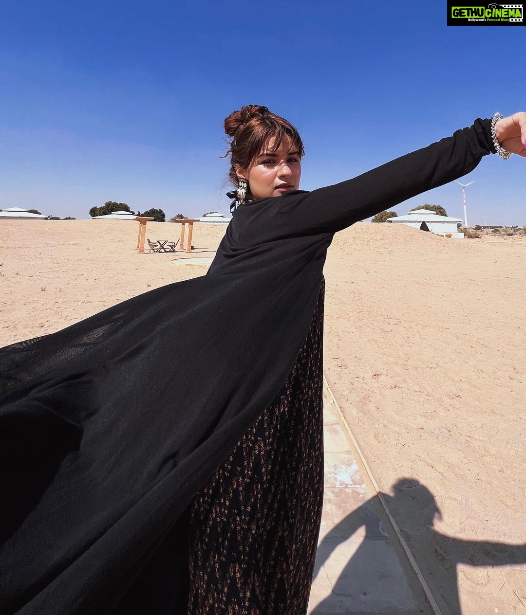 Avneet Kaur Instagram - I wanna go back 🥺❤️ #jaisalmerdiaries #dunes #desert Jaisalmer, Thar Desert, India