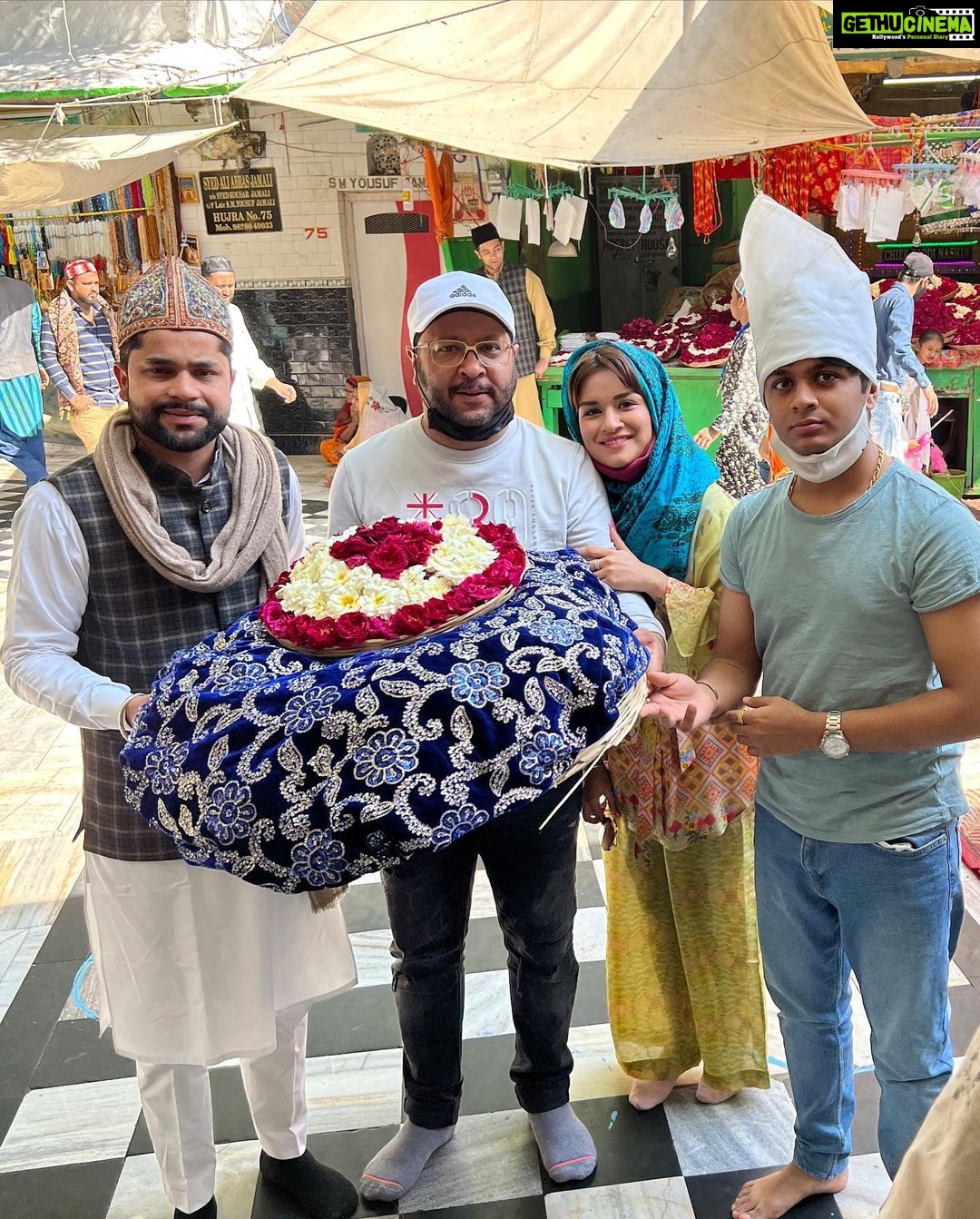 Avneet Kaur Instagram - Cannot explain the feeling ❤️😌🙏🏻 #blessed Ajmer Sharif Dargah Khwaja Gharib Nawaz r.a.